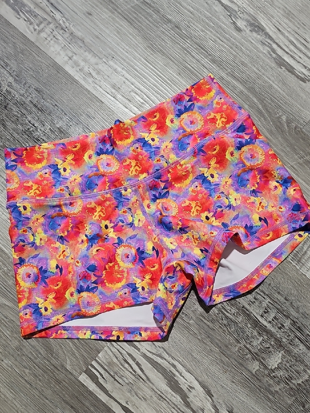 Peachy Athletic Floral Booty Shorts NWT – Women’s Small